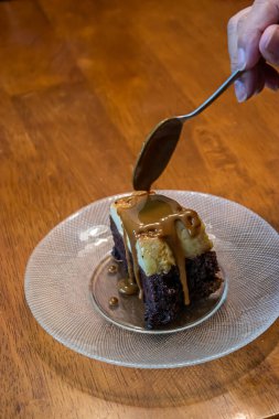 Pastanın üstünü karamel ile dikkatlice süslüyorum.