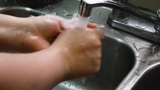 Bruin etnische vrouwen handen gebruiken zeep om handen te wassen in gootsteen — Stockvideo