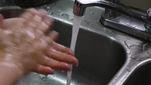 피부가 검은 여자들 이손으로 비누를 사용하여 싱크대에 손을 씻는다 — 비디오
