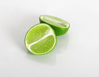 Beyaz bir arkaplanda yansıması olan limon dilimi