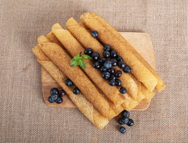 Böğürtlenli gözlemeler ve tahta bir tahta üzerinde