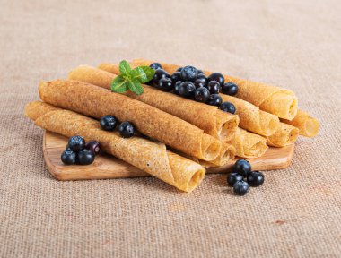 Böğürtlenli gözlemeler ve tahta bir tahta üzerinde