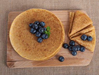 Böğürtlenli gözlemeler ve tahta bir tahta üzerinde