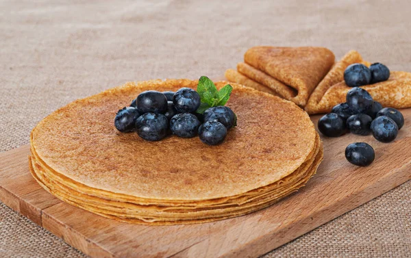 Pannkakor Med Bär Och Träskiva — Stockfoto