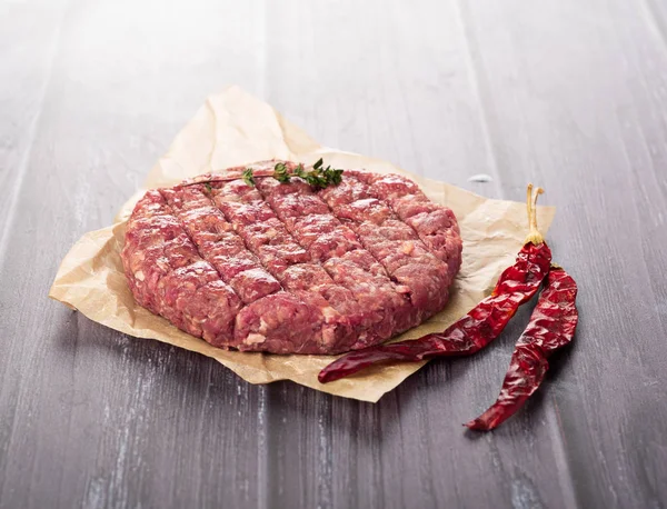 Biber ve baharatlı kağıt üzerinde hamburger pirzolası.