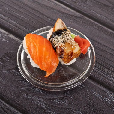 Karanlık bir arka planda suşi