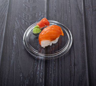 Karanlık bir arka planda suşi