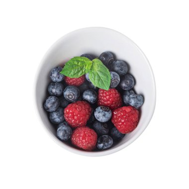 Beyaz bir arka planda izole edilmiş nane yaprağıyla yaban mersini ve ahududu.