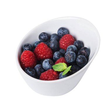 Beyaz bir arka planda izole edilmiş nane yaprağıyla yaban mersini ve ahududu.