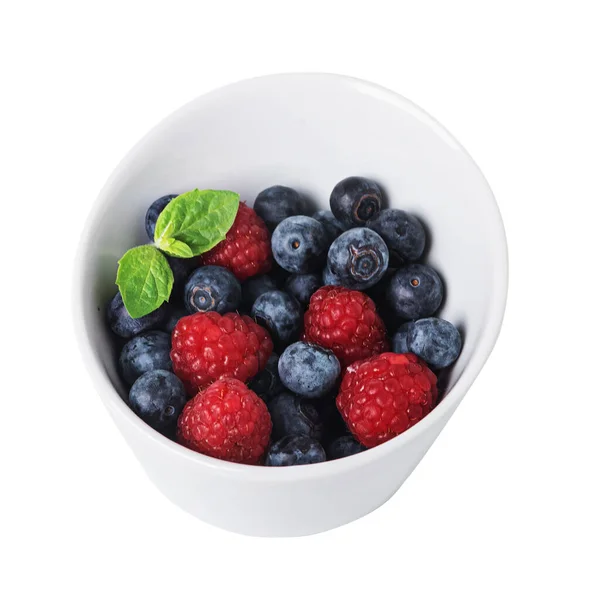 蓝莓和覆盆子 薄荷叶在白盘中 背景为白色 — 图库照片
