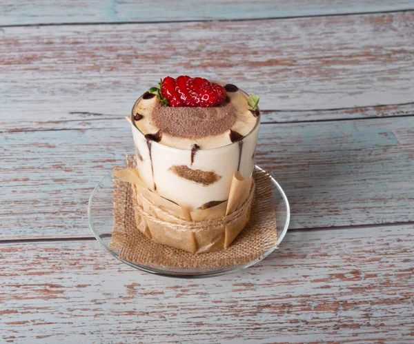 Tiramisu Glas Mit Beeren Minze Und Kaffeebohnen Auf Hellem Holzgrund — Stockfoto