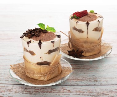 Böğürtlen, nane ve kahve çekirdekli bir bardakta tiramisu.