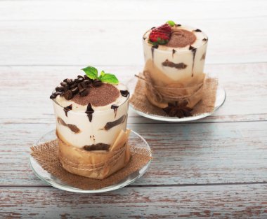 Böğürtlen, nane ve kahve çekirdekli bir bardakta tiramisu.