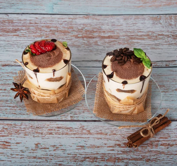 Tiramisu Glas Mit Beeren Minze Und Kaffeebohnen Auf Hellem Holzgrund — Stockfoto