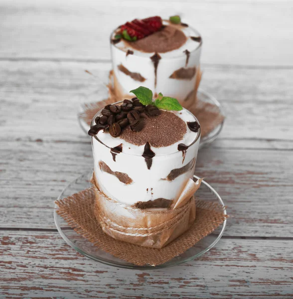 Tiramisu Glas Mit Beeren Minze Und Kaffeebohnen Auf Hellem Holzgrund — Stockfoto