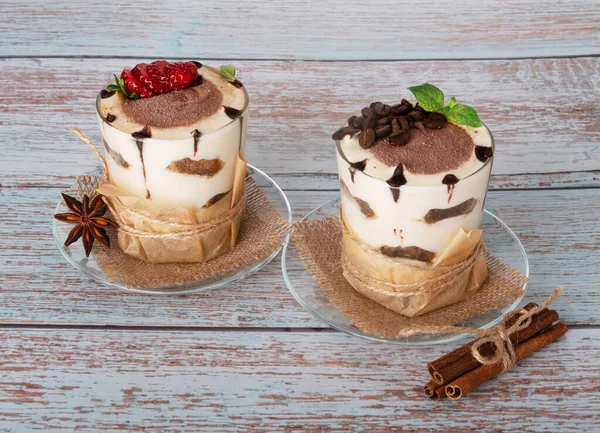 Tiramisu Glas Mit Beeren Minze Und Kaffeebohnen Auf Hellem Holzgrund — Stockfoto