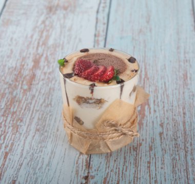 Böğürtlen, nane ve kahve çekirdekli bir bardakta tiramisu.