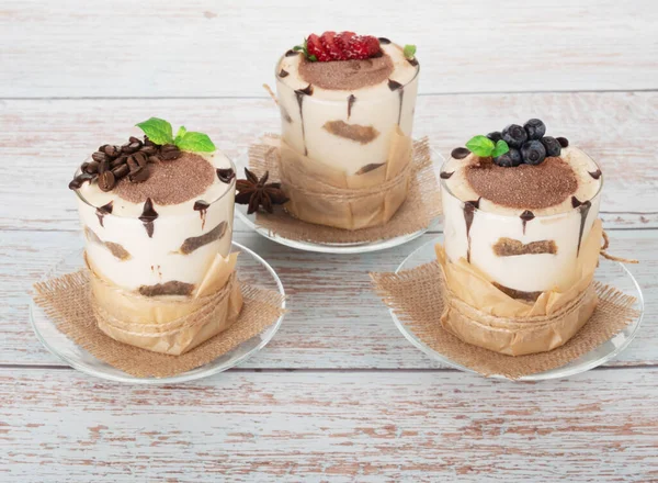 Tiramisu Glas Mit Beeren Minze Und Kaffeebohnen Auf Hellem Holzgrund — Stockfoto