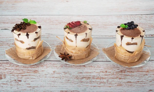 Tiramisu Glas Mit Beeren Minze Und Kaffeebohnen Auf Hellem Holzgrund — Stockfoto