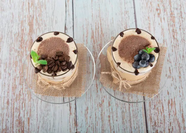 Tiramisu Glas Mit Beeren Minze Und Kaffeebohnen Auf Hellem Holzgrund — Stockfoto