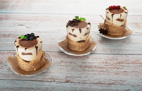 Tiramisu Glas Mit Beeren Minze Und Kaffeebohnen Auf Hellem Holzgrund — Stockfoto