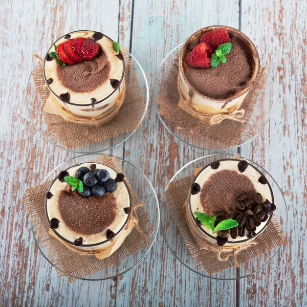 Tiramisu Glas Mit Beeren Minze Und Kaffeebohnen Auf Hellem Holzgrund — Stockfoto