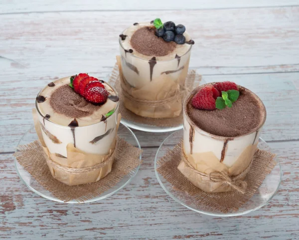 Tiramisu Glas Mit Beeren Minze Und Kaffeebohnen Auf Hellem Holzgrund — Stockfoto