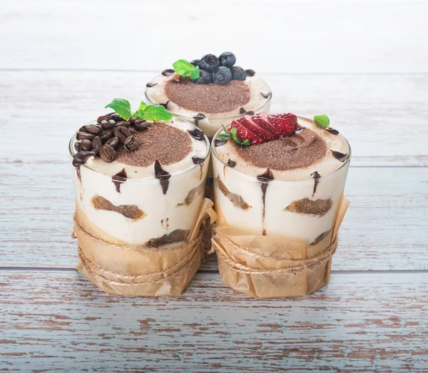 Tiramisu Glas Mit Beeren Minze Und Kaffeebohnen Auf Hellem Holzgrund — Stockfoto