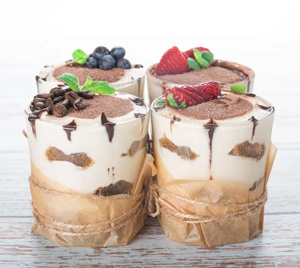 Tiramisu Glas Mit Beeren Minze Und Kaffeebohnen Auf Hellem Holzgrund — Stockfoto