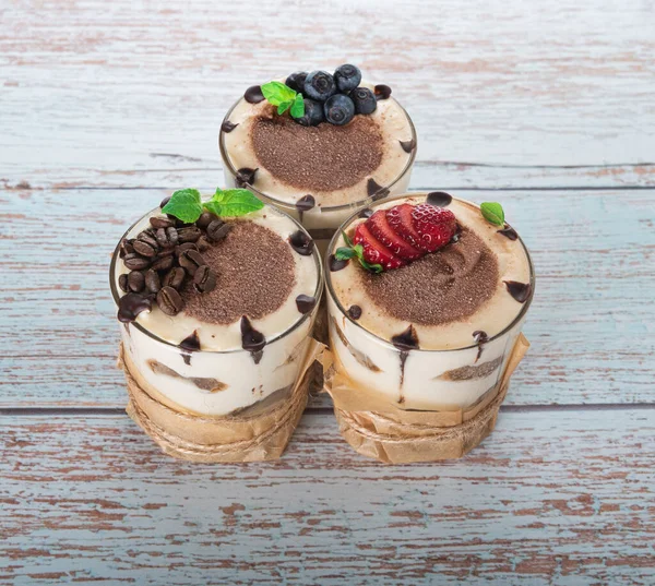 Tiramisu Glas Mit Beeren Minze Und Kaffeebohnen Auf Hellem Holzgrund — Stockfoto