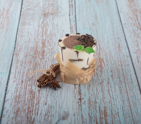 Tiramisu Glas Mit Beeren Minze Und Kaffeebohnen Auf Hellem Holzgrund — Stockfoto