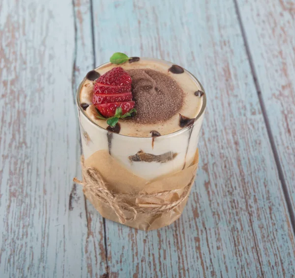 Tiramisu Glas Mit Beeren Minze Und Kaffeebohnen Auf Hellem Holzgrund — Stockfoto