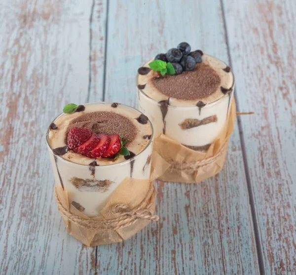 Tiramisu Glas Mit Beeren Minze Und Kaffeebohnen Auf Hellem Holzgrund — Stockfoto