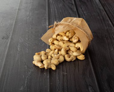 Koyu bir arka planda el işi kağıdında ceviz.