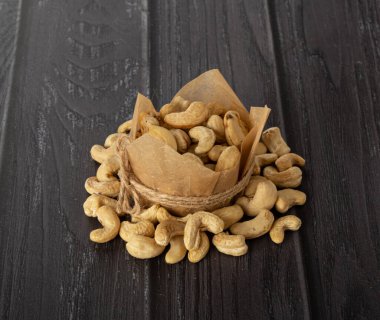 Koyu bir arka planda el işi kağıdında ceviz.