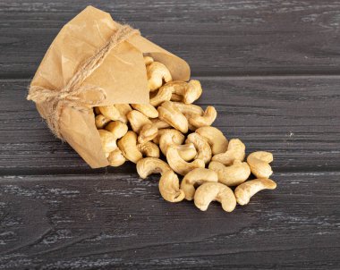 Koyu bir arka planda el işi kağıdında ceviz.