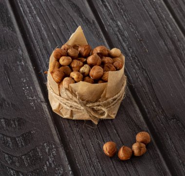 Esmer arka planda fındık.