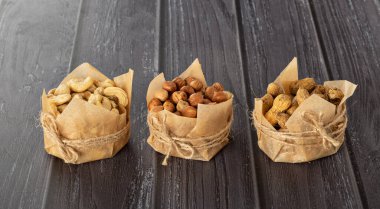 Ceviz, fındık, arka planda el işi kağıdında yer fıstığı.