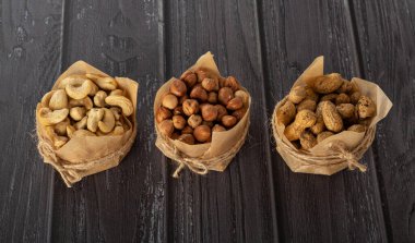 Ceviz, fındık, arka planda el işi kağıdında yer fıstığı.