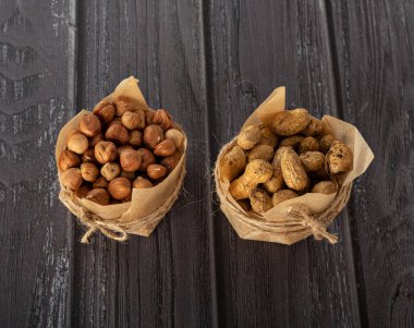 Ceviz, fındık, arka planda el işi kağıdında yer fıstığı.