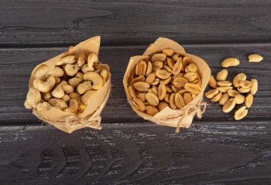 Ceviz, fındık, arka planda el işi kağıdında yer fıstığı.