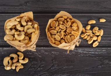 Ceviz, fındık, arka planda el işi kağıdında yer fıstığı.