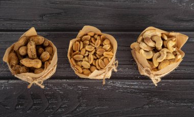 Ceviz, fındık, arka planda el işi kağıdında yer fıstığı.