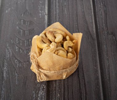 Koyu bir arka planda el işi kağıdında ceviz.