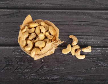 Koyu bir arka planda el işi kağıdında ceviz.