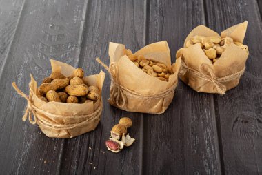 Ceviz, fındık, arka planda el işi kağıdında yer fıstığı.