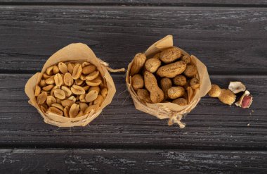 Karanlık bir arka planda el işi kağıdındaki fıstıklar.