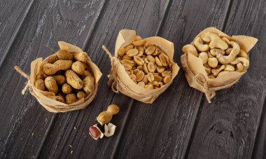 Ceviz, fındık, arka planda el işi kağıdında yer fıstığı.