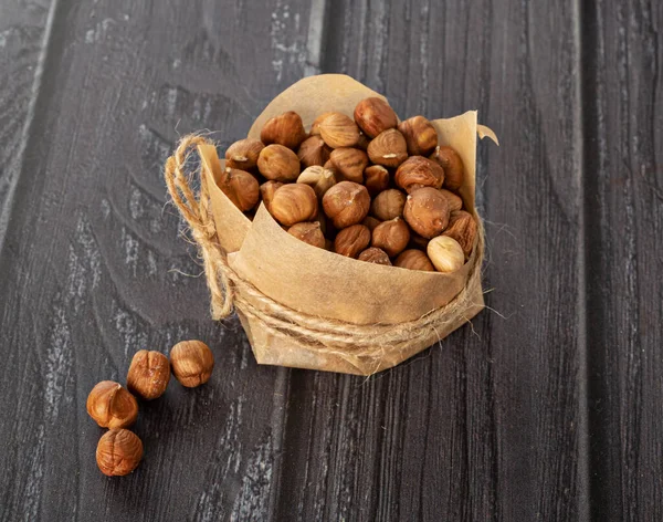 Esmer arka planda fındık.