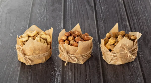 Ceviz, fındık, arka planda el işi kağıdında yer fıstığı.